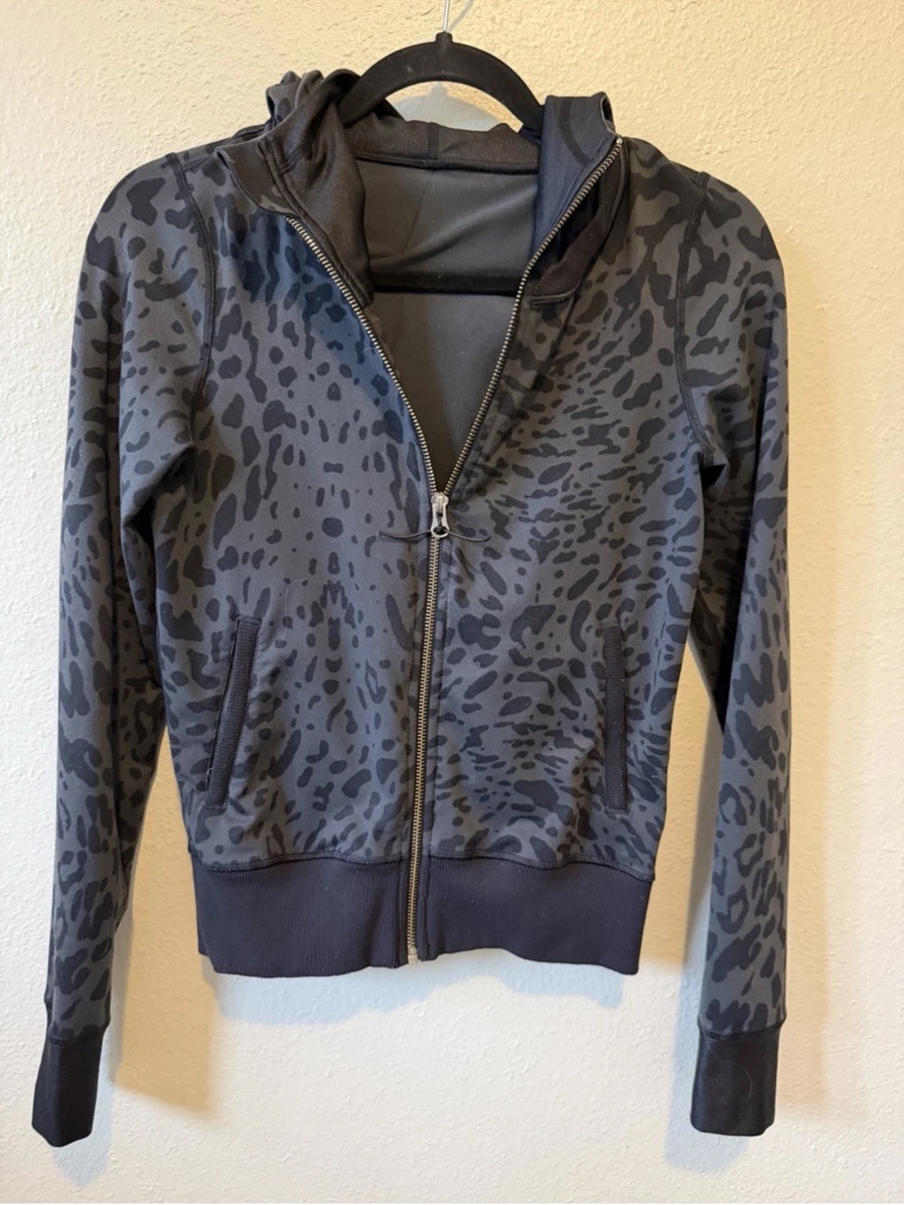 Lululemon Black Leopard Print Scuba Zip Hoodie Jacket Size 2 - Picture 2 of 6